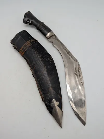 Kukri-kniv med udskåret greb og læderskede