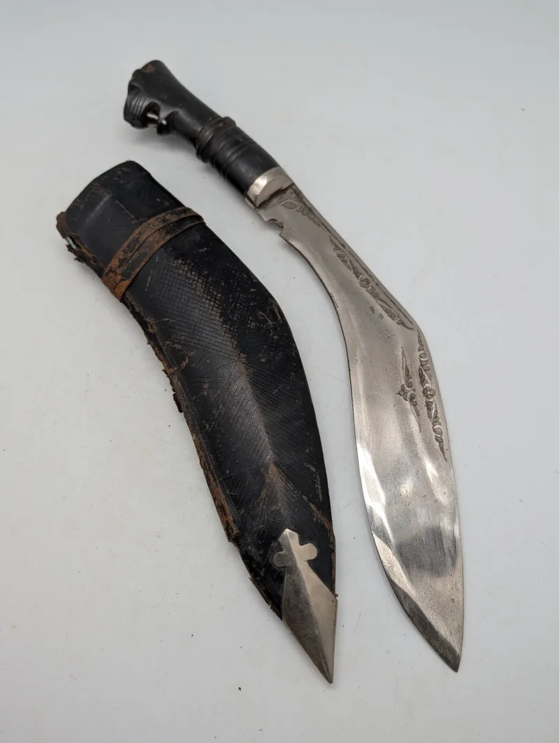  Kukri-kniv med udskåret greb og læderskede