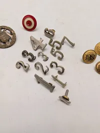 Samling Danske  af militære emblemer, taltegn og knapper i metal