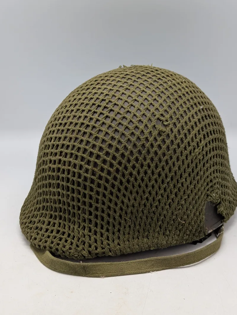 dANSK Militær stålhjelm med camouflagenet og hagerem