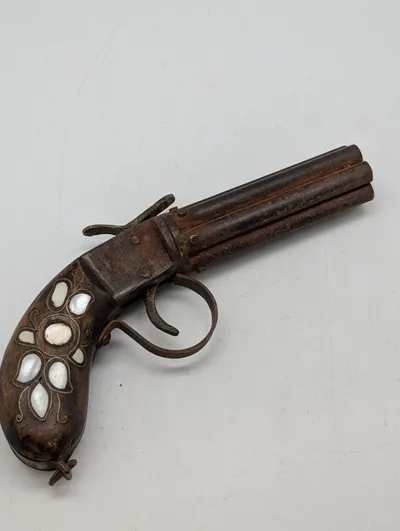 peberbøsse-pistol med perlemorsindlæg, Dekoration