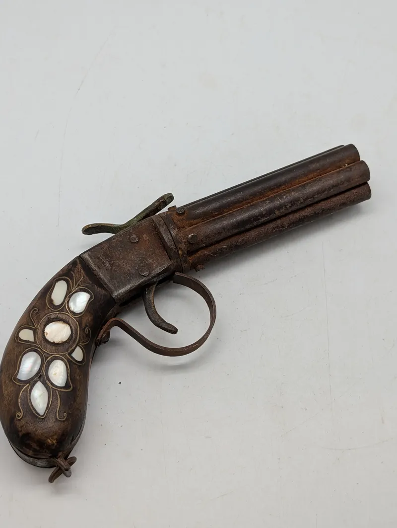  peberbøsse-pistol med perlemorsindlæg, Dekoration 