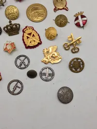 Samling af danske militære emblemer, knapper og distinktioner