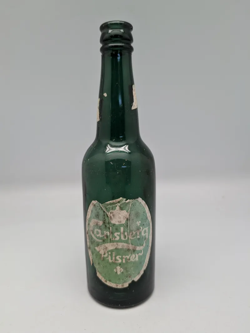 Gammel Carlsberg Pilsner flaske i grønt glas med original papiretiket