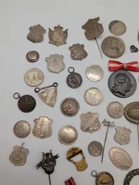 Stor samling af antikke danske foreningsmærker, medaljer og nåle