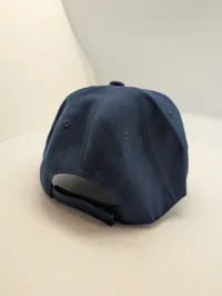 Mørkeblå kasket med broderet tekst "MAKE EUROPE GREAT AGAIN"