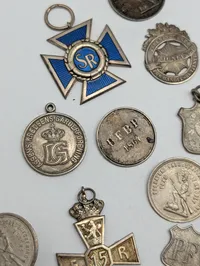 Samling af danske militære og civile medaljer, emblemer og tegn