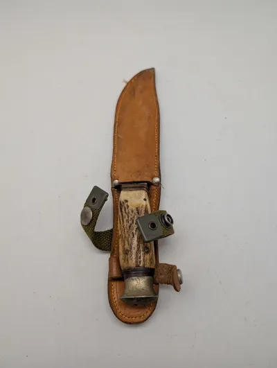 Vintage jagtkniv med hjortetaksgreb og læderskede