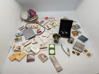Samling af vintage tændstikæsker, smykker og diverse samlerobjekter