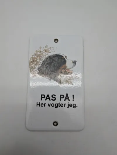Emaljeskilt med Berner Sennenhund - Pas på! Her vogter jeg.