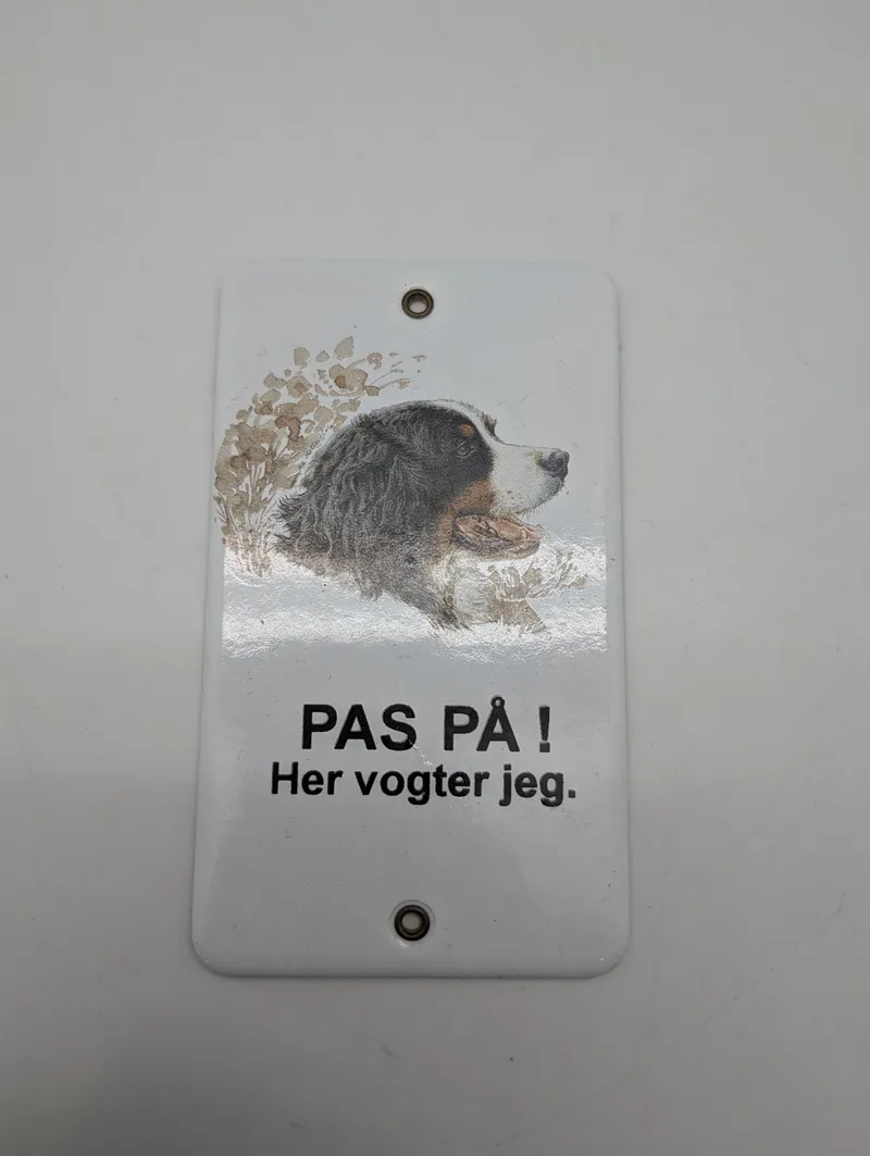 Emaljeskilt med Berner Sennenhund - Pas på! Her vogter jeg.
