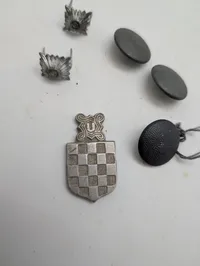 Samling af kroatiske Ustaše militæreffekter, herunder emblem og knapper WW2 