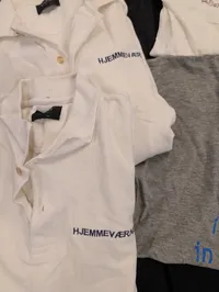 Samling af militære og maritime T-shirts og poloer, herunder Nijmegen-march