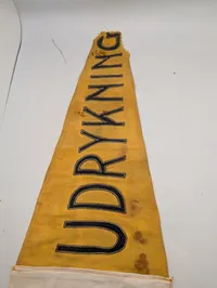 Vintage gul vimpel med teksten UDRYKNING