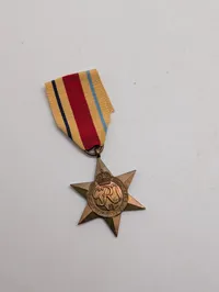 Britisk The Africa Star medalje fra 2. verdenskrig med originalt bånd