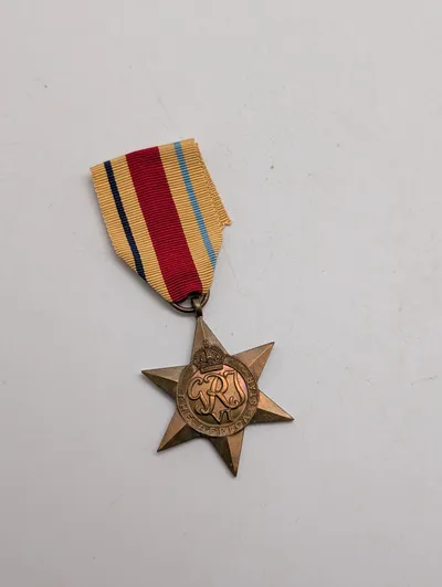 Britisk The Africa Star medalje fra 2. verdenskrig med originalt bånd