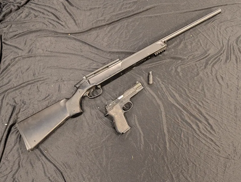 Swiss Arms SAR 10 Airsoft-riffel og Jericho 941 luftpistol