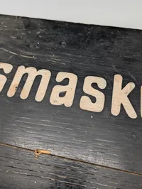 Tysk militær træskilt med teksten 'Gasmasken' WW2
