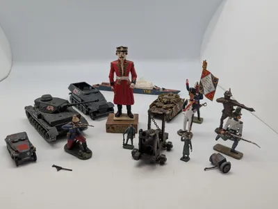 Samling af militære figurer og køretøjer i metal og plast