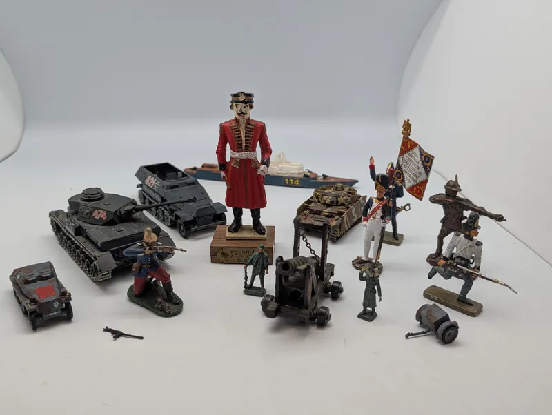 Samling af militære figurer og køretøjer i metal og plast