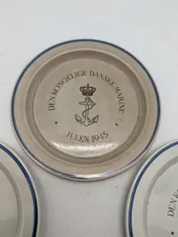 Fire Alumina stentøjsplatter fra Den Kongelige Danske Marine