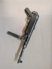 Replika af tysk MP40 maskinpistol i fuld størelse, bemalet træ 