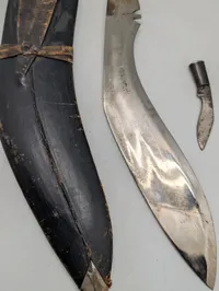 Indisk Gurkha Kukri kniv med to småknive og læderskede
