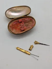 Antik fransk Palais Royal sy-etui i perlemor med forgyldte redskaber