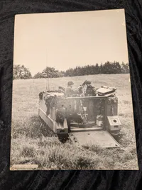 To sort-hvide militærfotografier, Centurion kampvogn og M113 PMV, 1968-1969