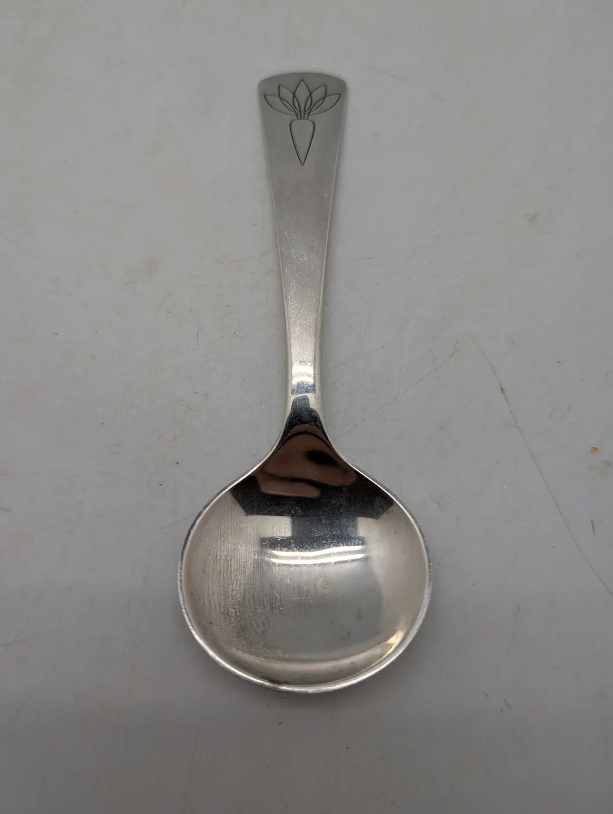 Georg Jensen jubilæumsske i sterlingsølv, designet af Henning Koppel