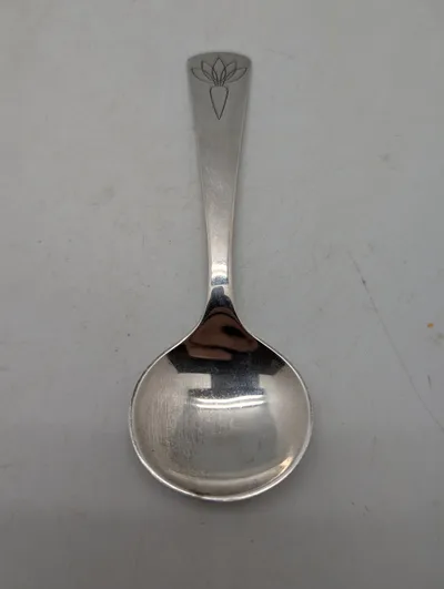 Georg Jensen jubilæumsske i sterlingsølv, designet af Henning Koppel