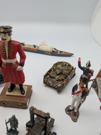 Samling af militære figurer og køretøjer i metal og plast