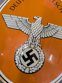 Et ovalt emaljeskilt fra den tyske ambassade (Deutsche Botschaft) Antagelig ikke fra tiden 