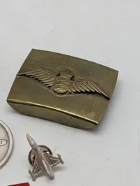 Samling af danske Flyvevåbnet militære medaljer, emblemer og tilbehør