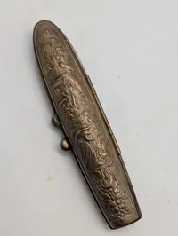 To antikke cigaretetuier i metal med relief og hamret finish