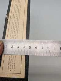 Vintage zoologisk undervisningsmontre med dyrehår og hudprøver