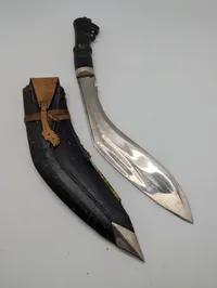  Kukri-kniv med udskåret greb og læderskede