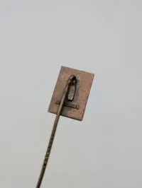 To vintage danske emalje- og metalnåle, 5. Maj 1945 og 10 KM Afgang