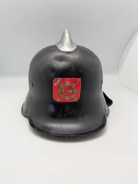 Dansk brandhjelm af stål med topknop og emaljeemblem