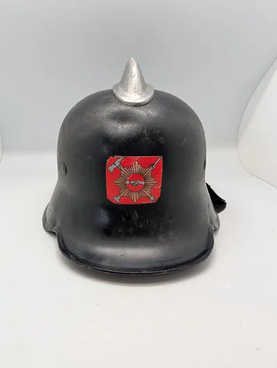Dansk brandhjelm af stål med topknop og emaljeemblem