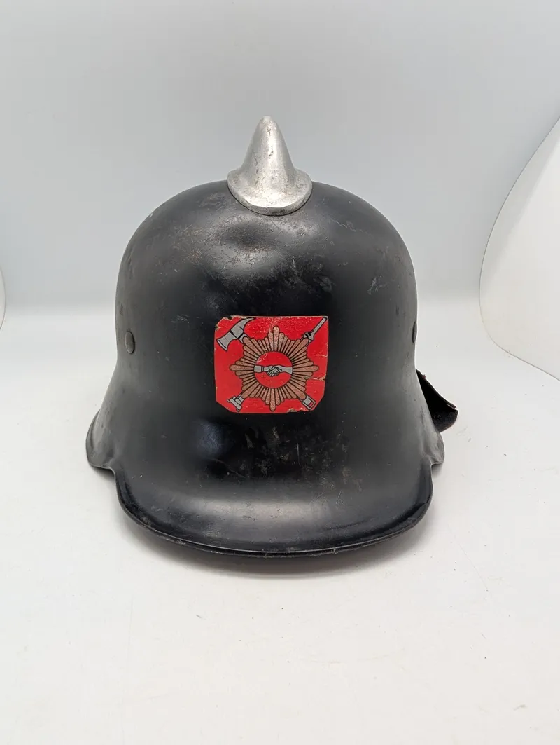 Dansk brandhjelm af stål med topknop og emaljeemblem