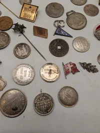 Samling af antikke og vintage danske emblemer, nåle og mønter
