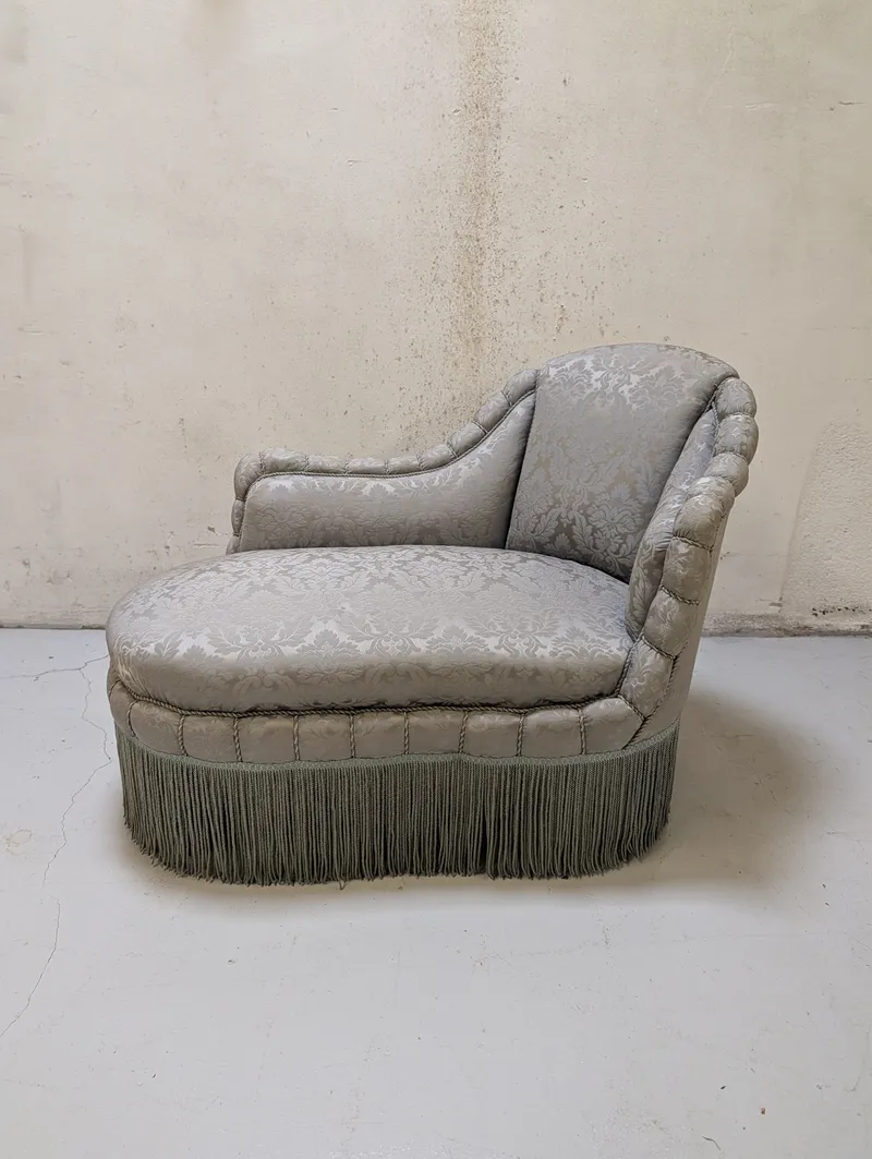 Fransk Louis XV-stil Chaiselong med Damaskbetræk og Frynser