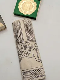 Samling af vintage tændstikæsker, smykker og diverse samlerobjekter