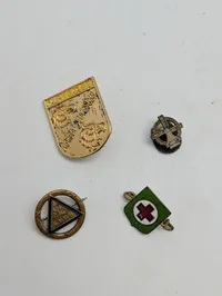 Samling af militære og civile emblemer herunder KFUK og Alpini
