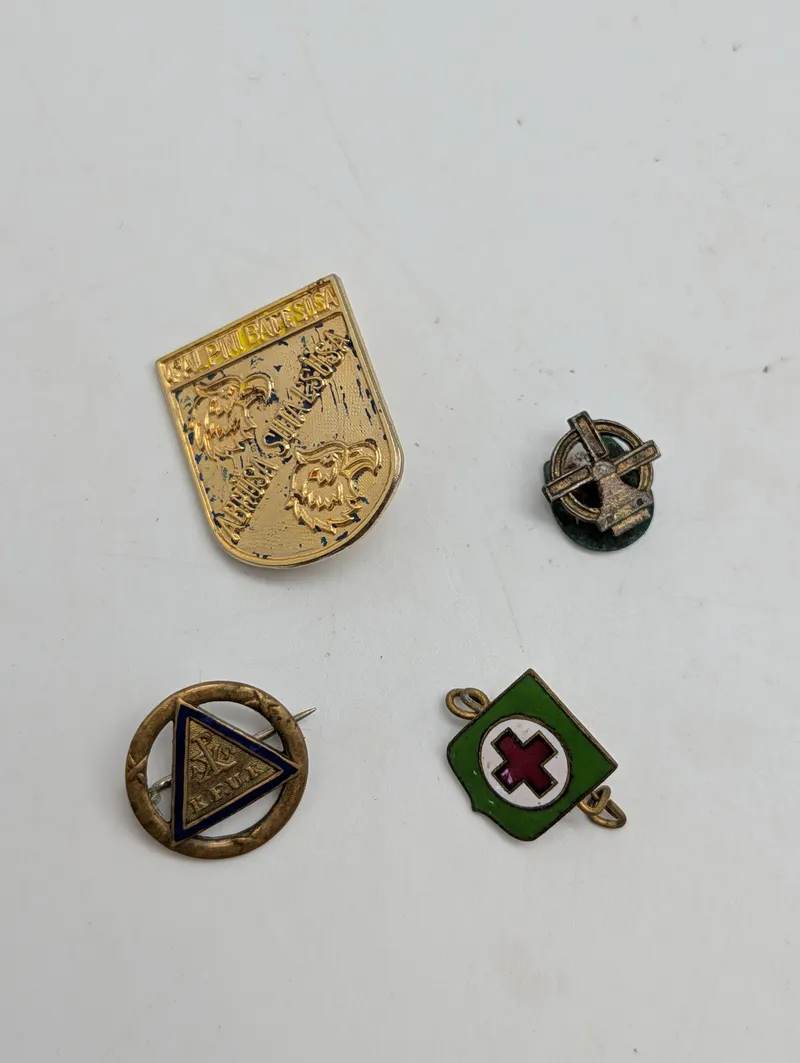 Samling af militære og civile emblemer herunder KFUK og Alpini