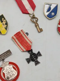 Samling af danske militære og civile emblemer, ordener og pins