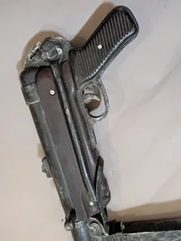 Replika af tysk MP40 maskinpistol i fuld størelse, bemalet træ 