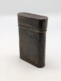 Antik oval metaldåse med låg, rensesæt ? 
