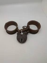 Antikke håndjern i smedejern med tilhørende hængelås, SLAVER 